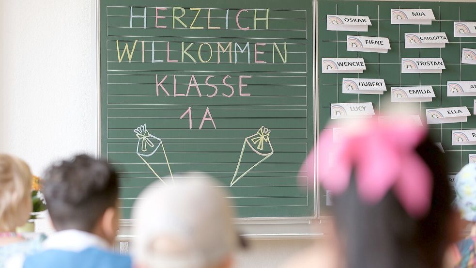 „Herzlich willkommen Klasse 1A“ steht an der Tafel eines Klassenzimmers. Foto: DPA