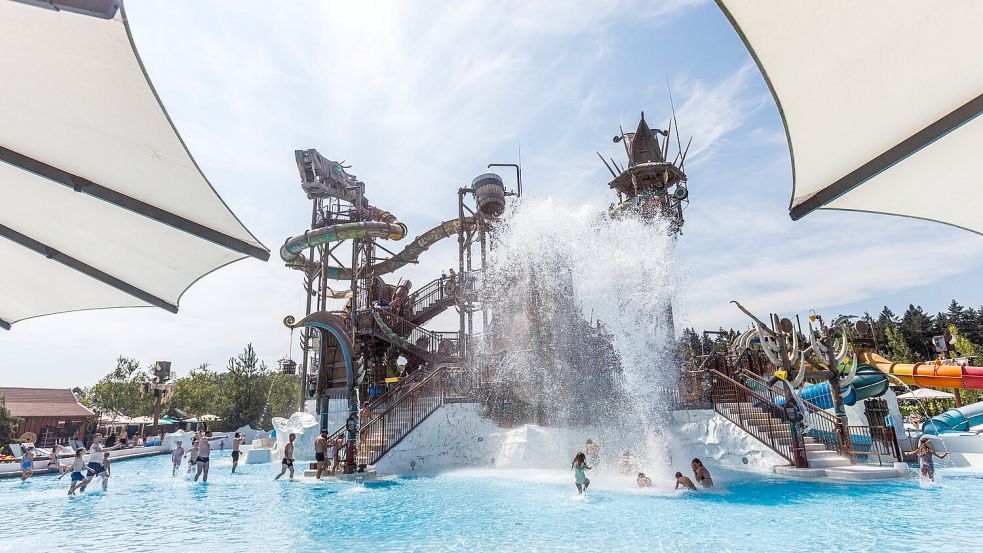 Der 31-jährige Verdächtige soll am Samstagmittag in das Erlebnisbad gekommen sein. (Archivbild) Foto: Philipp von Ditfurth/dpa