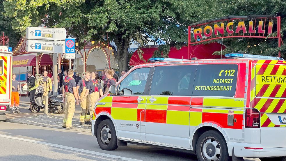Einsatz am Zirkus Roncalli auf dem Holstentorplatz in Lübeck. Foto: Mopics
