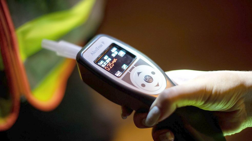 Beim offenbar noch betrunkeneren Beifahrer schaltete selbst das Messgerät ab. (Archivbild) Foto: picture alliance/dpa