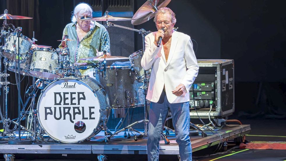 Mit Deep Purple steht Sänger Ian Gillan (mit Schlagzeuger Ian Paice) immer noch regelmäßig auf der Bühne. (Archivfoto) Foto: Valentin Flauraud/KEYSTONE/dpa