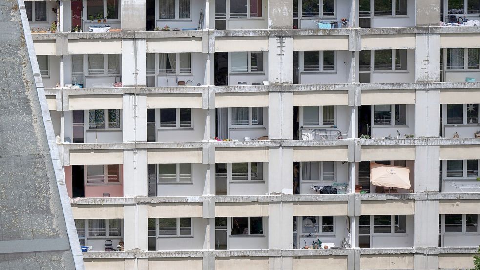 Ein ostdeutsches Klischee: Leben im Plattenbau. (Archivbild) Foto: Monika Skolimowska/dpa
