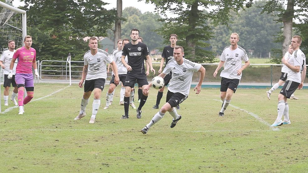 Eintracht Plaggenburg (weiße Trikots) schaffte gegen die U23-Mannschaft des SV Großefehn einen knappen Heimsieg.Foto: Wilfried Gronewold