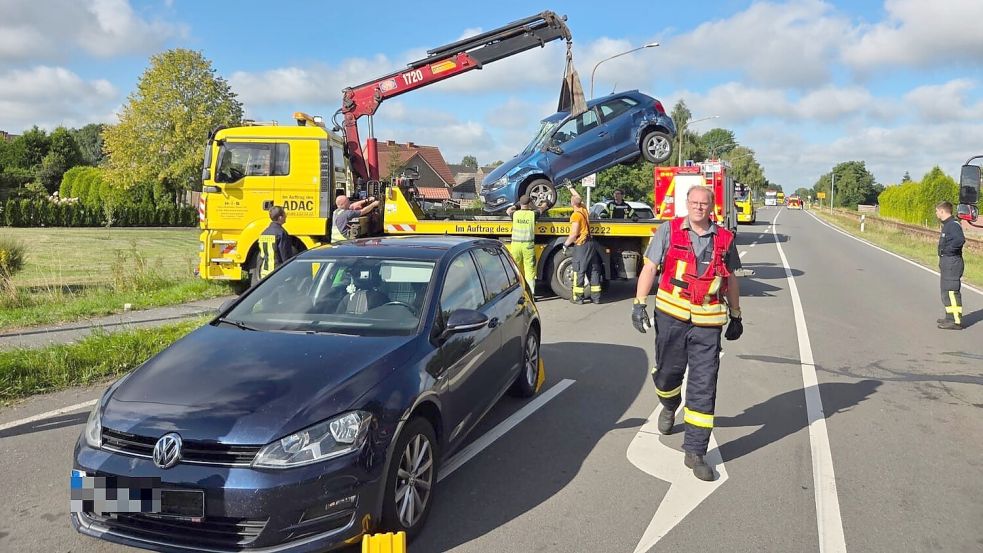 Die an dem Unfall in Moordorf beteiligten Fahrzeuge wurden durch ein Abschleppunternehmen geborgen. Foto: Feuerwehr