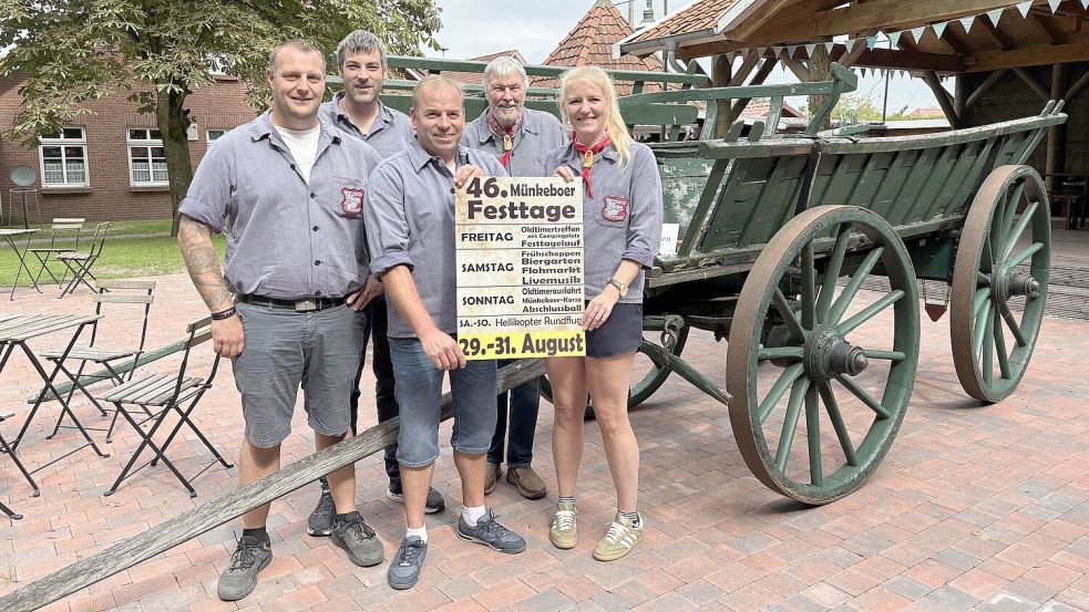 Sie freuen sich wieder auf ein zünftiges Fest (von links): Frank Nolden, Nico Albers, Henry Thiele, Otto Klatt und Martina Bruns von der Dörp ArGe und dem Dörpmuseum Münkeboe. Foto: Axel Wittich