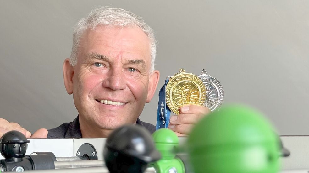 Stolz zeigt Richard Kruse seine Medaillen der diesjährigen Tischfußball-Weltmeisterschaft. Foto: Holger Janssen