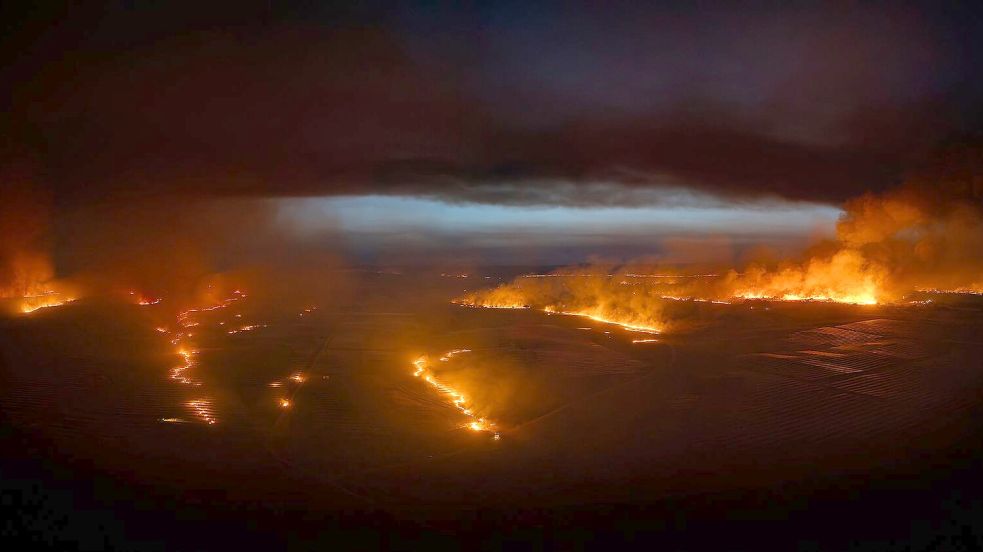 Deutsche Feuerwehrleute aus Nordrhein-Westfalen und Niedersachsen werden voraussichtlich in der Extremadura bei der Waldbrandbekämpfung helfen. Foto: Carlos Criado/EUROPA PRESS/dpa