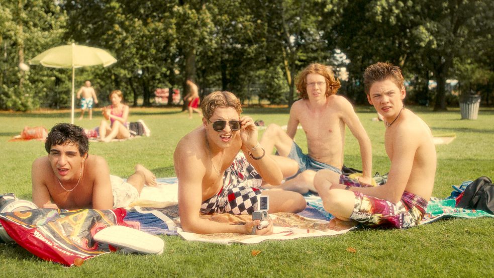 Noch ist das Leben der Chabos, Peppi (Nico Marischka, r.), Gollum (Arsseni Bultmann, 2.v.r.), PD (Jonathan Kriener, 2.v.l.) und Alba (Loran Alhasan, l.), unbeschwert: Freibad, Ghettoblaster, chillen und Girls checken. Foto: ZDF/Nikolaus Schreiber