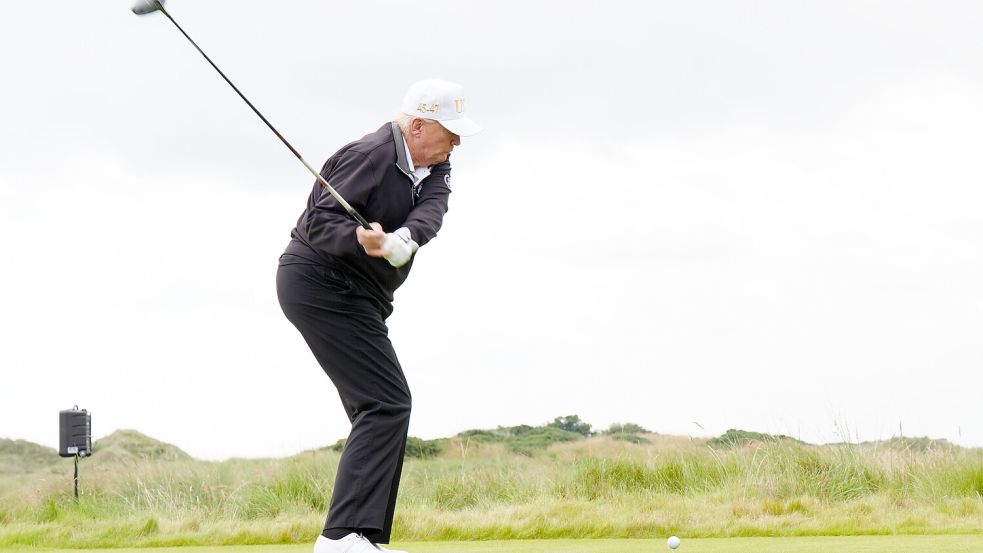 US-Präsident Donald Trump gilt als Golfliebhaber. Vom ukrainischen Staatschef Wolodymyr Selenksyj bekam er beim Gipfeltreffen einen besonderen Schläger überreicht. Foto: dpa / Jane Barlow