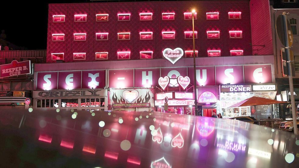Die Reeperbahn bei Nacht zu erkunden, gehört für viele zu einem Hamburg-Besuch dazu. Foto: Christian Charisius/dpa