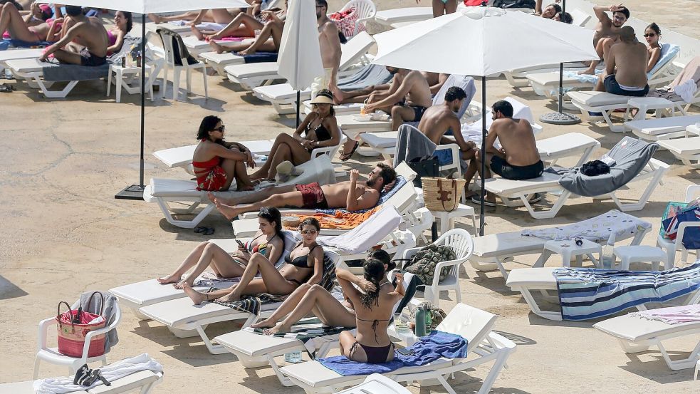 Der Eintritt zum Beiruter Strandclub „Sporting“ kostet in diesem Jahr mindestens 30 Euro. Foto: Marwan Naamani/dpa