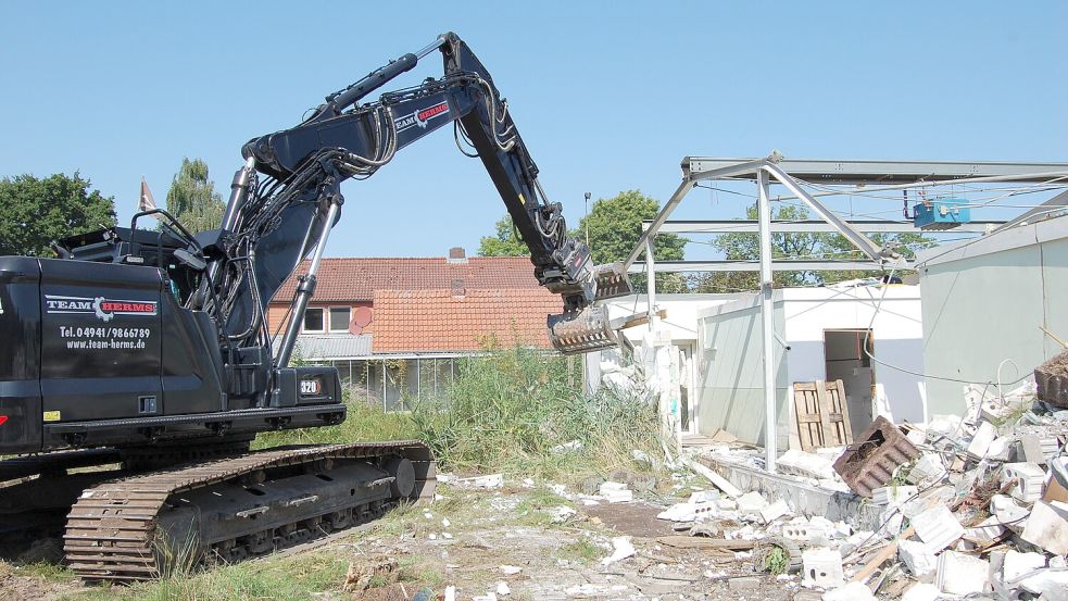 Die Abrissarbeiten auf dem Gelände der ehemaligen Gärtnerei Kuhlmann in Ihlowerfehn haben begonnen. Foto: Imke Cirksena