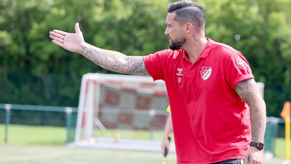 Der Saisonstart von Trainer Daniel Franziskus mit der SpVg Aurich fiel in der Bezirksliga ernüchternd aus. Ein Zähler und zwei deftige Heimpleiten stehen in der Statistik. Der Coach bittet um Geduld. Das Projekt benötigt Zeit, sagt er. Foto: Helmut Vortanz