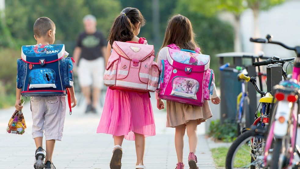 In der Schule oder auf dem Weg dahin können Kinder in Unfälle geraten. Wann ist mein Kind wie versichert? Und wie hilft die Schule? Foto: dpa/Monika Skolimowska