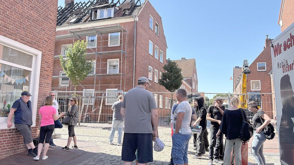 Am Dienstag durften Bewohner des ersten Hauses an der Emder Klunderburgstraße in ihre Wohnungen, um Dinge herauszuholen. Foto. Mona Hanssen