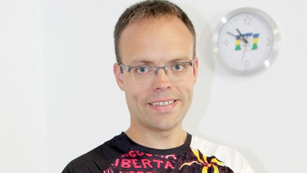 Der Neu-Barsteder Benjamin Hoogstraat hat sich für den Berliner 100-Meilen-Lauf Monate lang vorbereitet und über 2200 Trainingskilometer zurückgelegt. Als Finisher durfte er sich über ein buntes Laufshirt, eine goldene Plakette und eine Gürtelschnalle freuen. Foto: Wolf-Rüdiger Saathoff