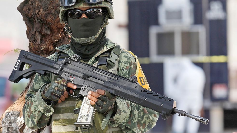Gewalttätige Banden sind in Mexiko in Drogenkriminalität, Erpressung und Benzindiebstahl verwickelt. Sie kämpfen gegeneinander um Einflusszonen. (Archivbild) Foto: Mario Armas/AP/dpa