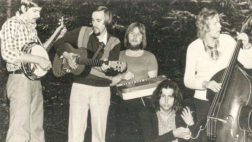 Die Urbesetzung der Garden City Skiffle Group, der späteren Garden City Company: Klaus Beike (Banjo, von links), Reiner Alberts (Gitarre), Ewald Geiken (Klavier), Gerhard Schlömer (Waschbrett) und Günter Tjards (Bass), der als letzter Gründer noch mit dabei ist. Foto: Privat