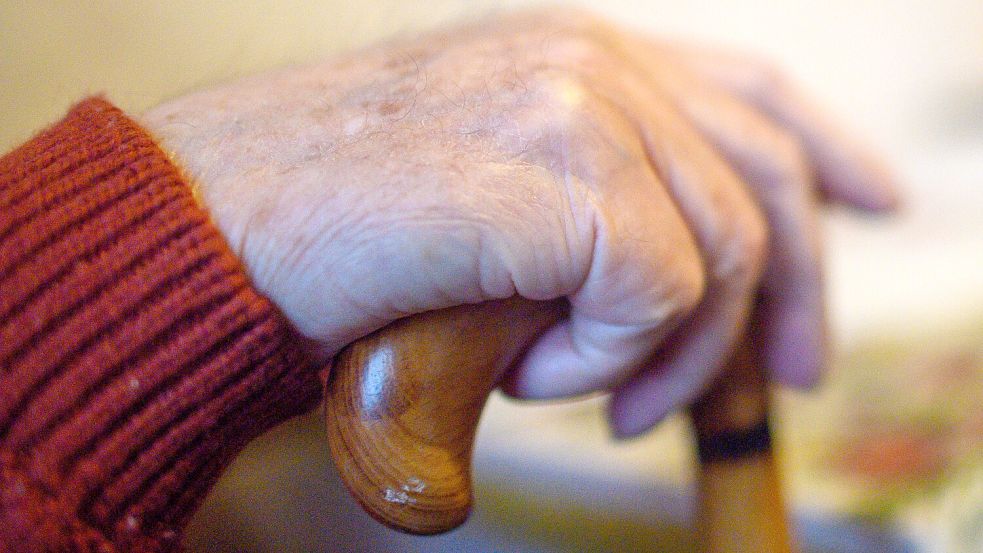Vor allem ältere Menschen, die auf Pflege angewiesen sind, überblicken die damit verbundene Bürokratie häufig nicht. Foto: DPA