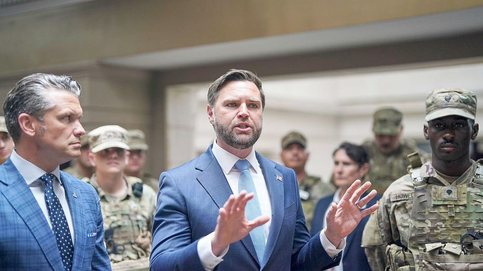 Verteidigungsminister Hegseth (l) und Vizepräsident Vance sprechen im Hauptbahnhof von Washington mit Mitgliedern der Nationalgarde. Foto: Alexander Drago/Pool Reuters/AP/dpa