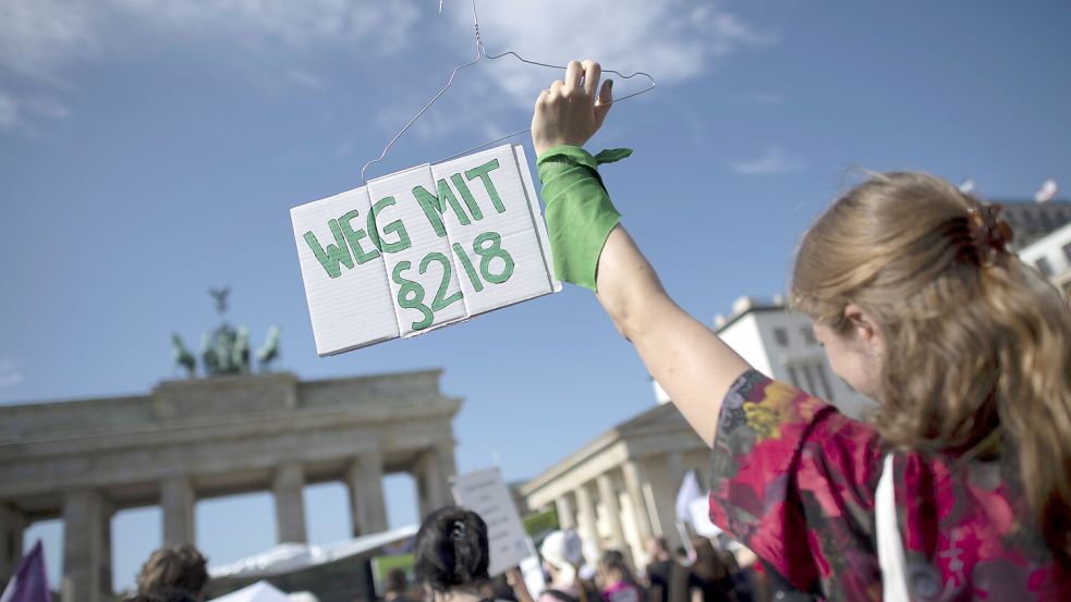 Das Abtreibungsverbot in Deutschland hat schon für einige Demonstrationen gesorgt. Nun heizt eine kürzlich veröffentlichte Studie die Diskussion wieder an. Foto: IMAGO/IPON