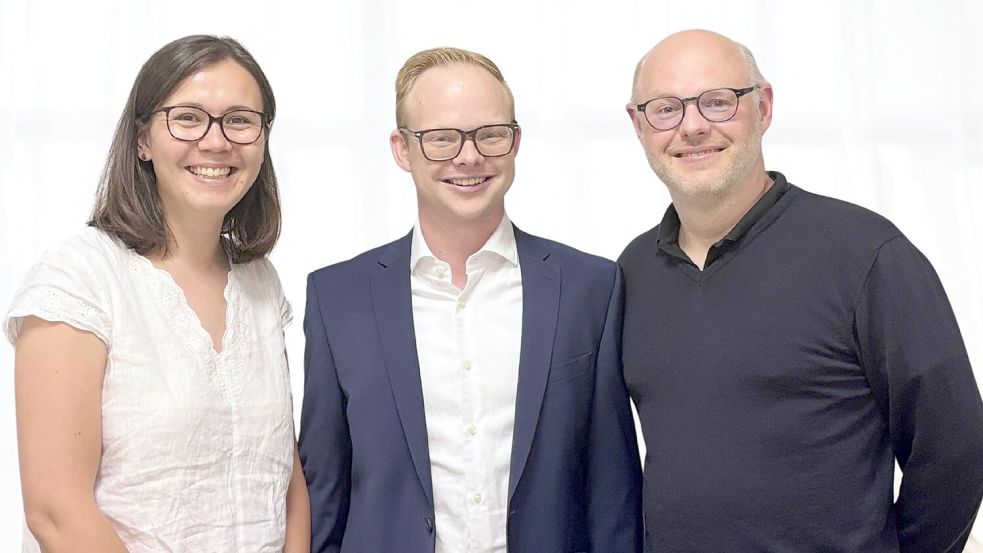 Die Vorsitzenden der SPD-Aurich, Claudia Stolte und Alexander Jürgens (rechts),  freuen sich mit Julian Jetses über die Unterstützung des Stadtvorstandes. Foto: privat
