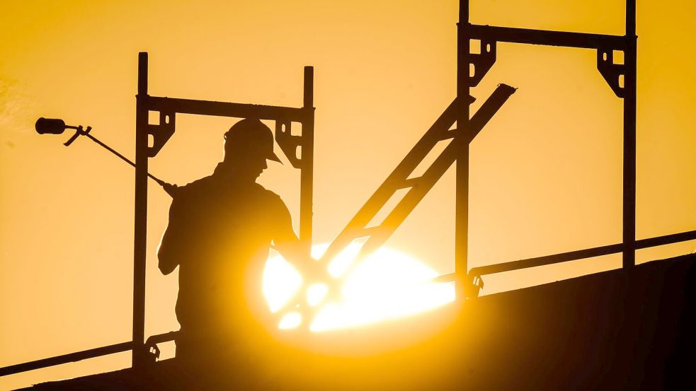 In der prallen Sonne besonders exponiert: Arbeiter auf dem Bau (Archivbild) Foto: Julian Stratenschulte/dpa
