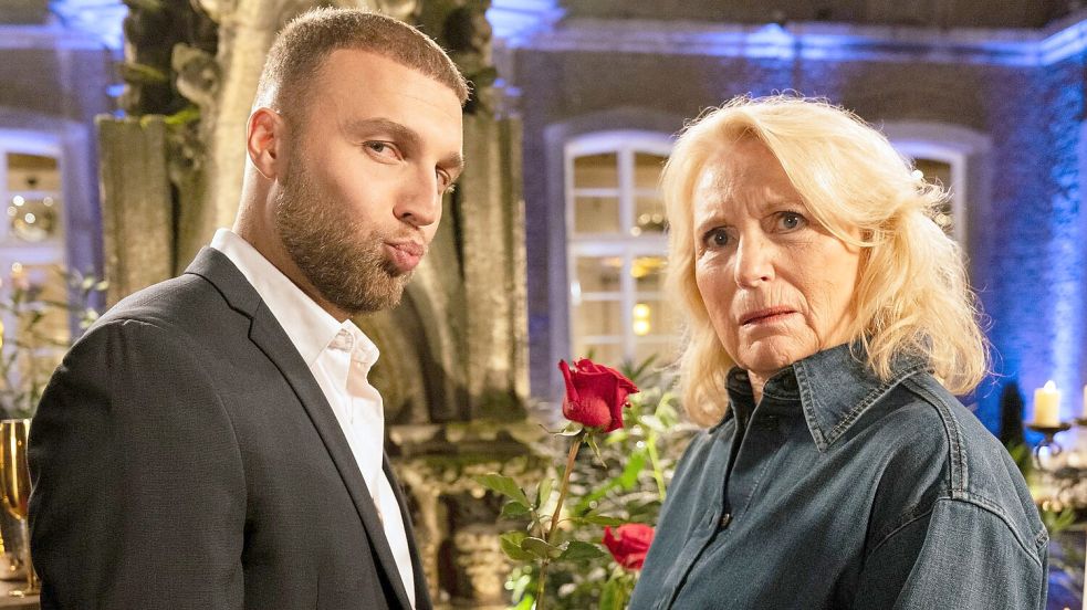 Realitystar Filip Pavlović und Satirikerin Maren Kroymann haben zusammen gedreht. Foto: ARD Degeto Film/Niels-Jonas Simo