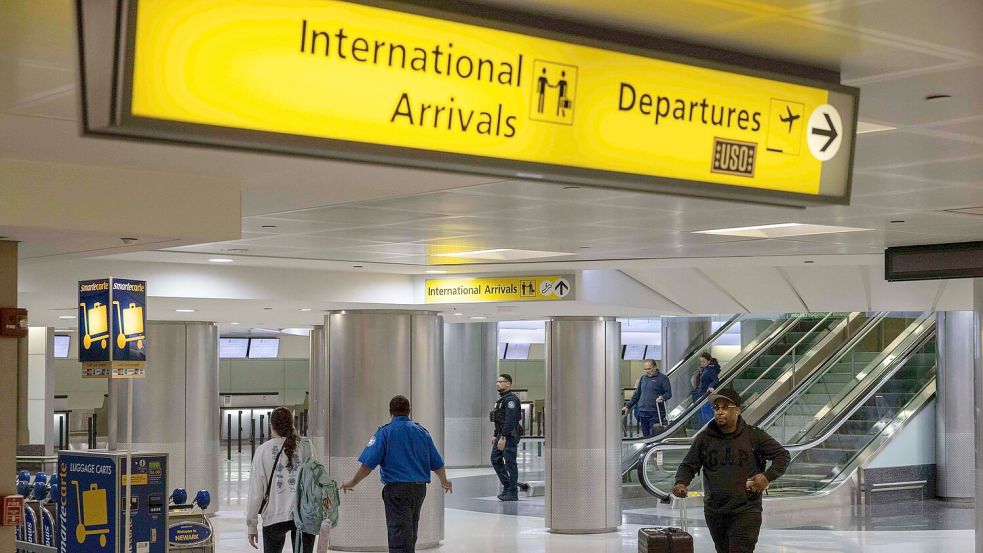 Auch Menschen, die mit einem gültigen Visum in die USA einreisen, werden künftig stärker unter die Lupe genommen. (Symbolbild) Foto: Yuki Iwamura/FR171758 AP/dpa