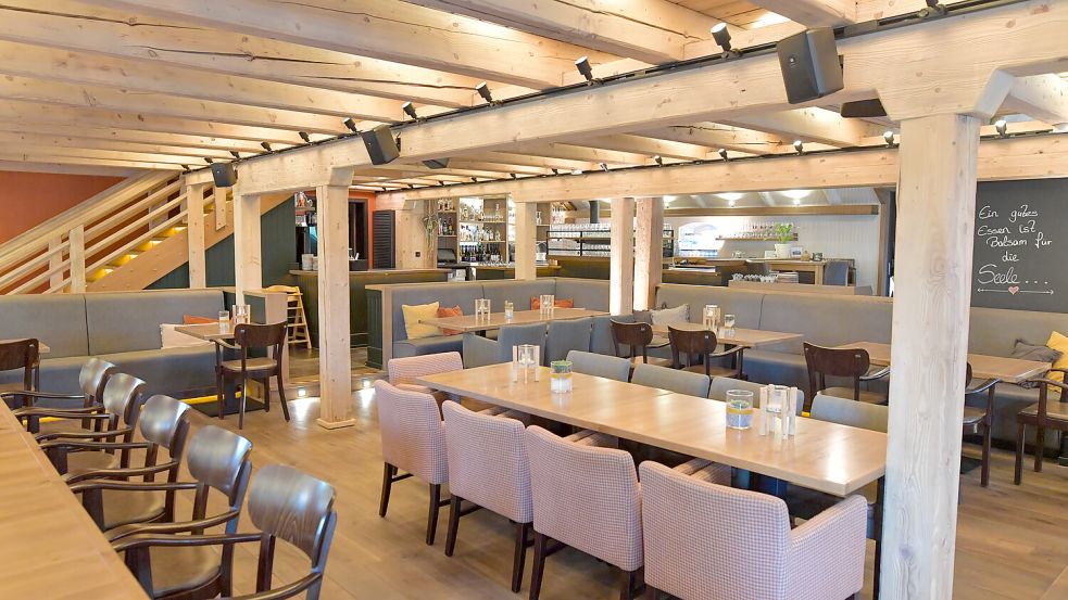 Bei der Sanierung des Mühlenhofes wurden die Holzbalken von der alten Farbe befreit und das Restaurant komplett neu eingerichtet. Foto: Klaus Ortgies