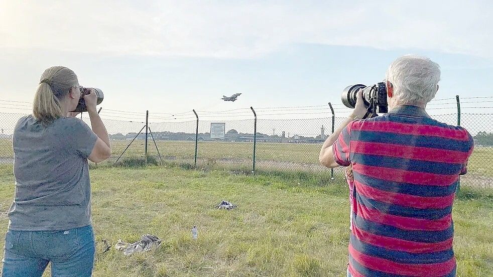 Die Plane-Spotter Susanne und Klaus Risthaus fotografieren einen startenden Eurofighter auf dem Flugplatz Wittmundhafen. Foto: Imke Oltmanns