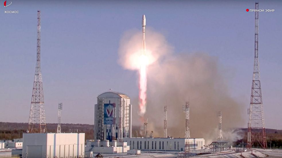 Eine russische Rakete hebt in den Weltraum ab. (Archivbild) Foto: -/Roscosmos State Space Corporation via AP/dpa
