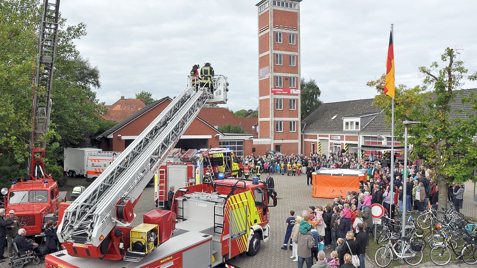 Vor zehn Jahren ein riesiges Spektakel: Zum 130. Geburtstag der Feuerwehr Stadt Aurich herrschte buntes Programm im Schatten des Schlauchturms. Die Neuauflage eines derartigen Aktionstages steht in den Startlöchern. Am letzten Sonntag im August soll im Rahmen eines Tages der offenen Tür der 140. gefeiert werden. Foto: Udo Hippen
