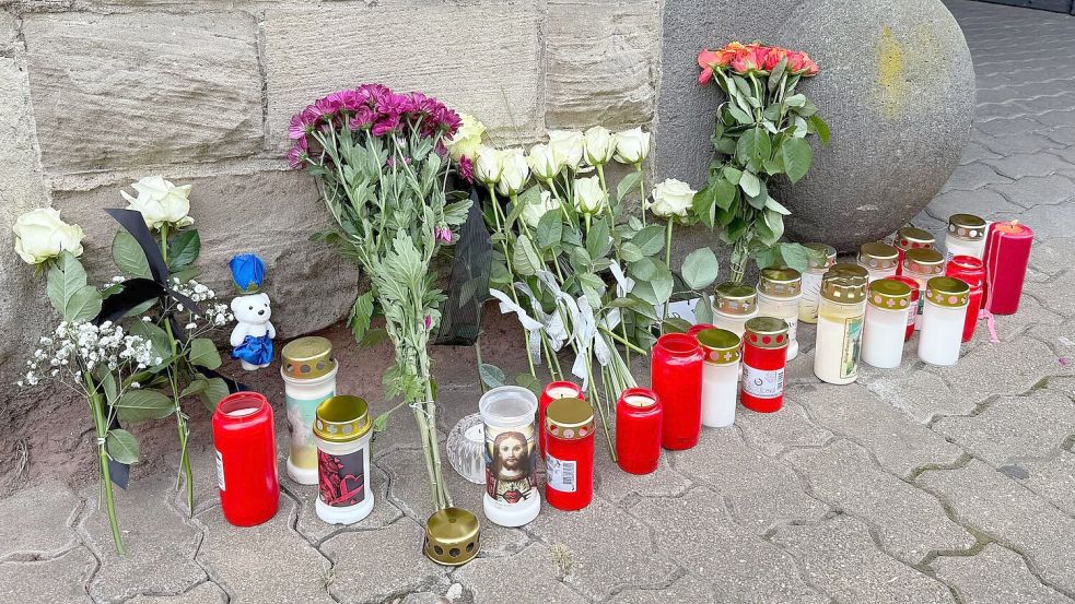 Die Menschen in Völklingen legten Blumen und Kerzen bei der Polizei ab. Foto: Christian Schultz/dpa