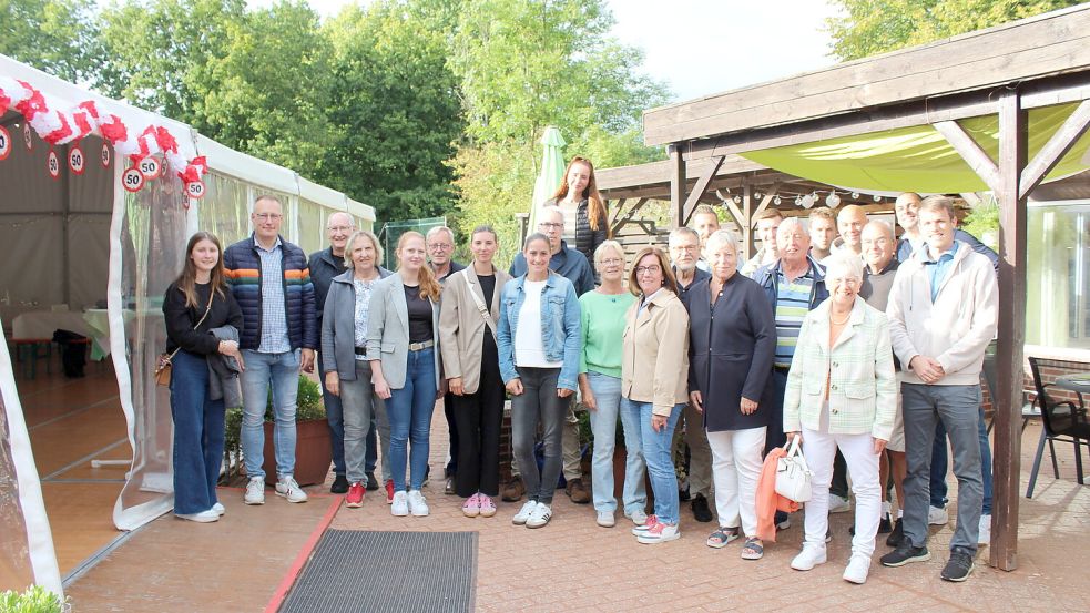 Einige Mitglieder des Tennisclubs Aurich-West feierten schon mal am Donnerstag das runde Vereinsjubiläum. Foto: Marco Lindenbeck