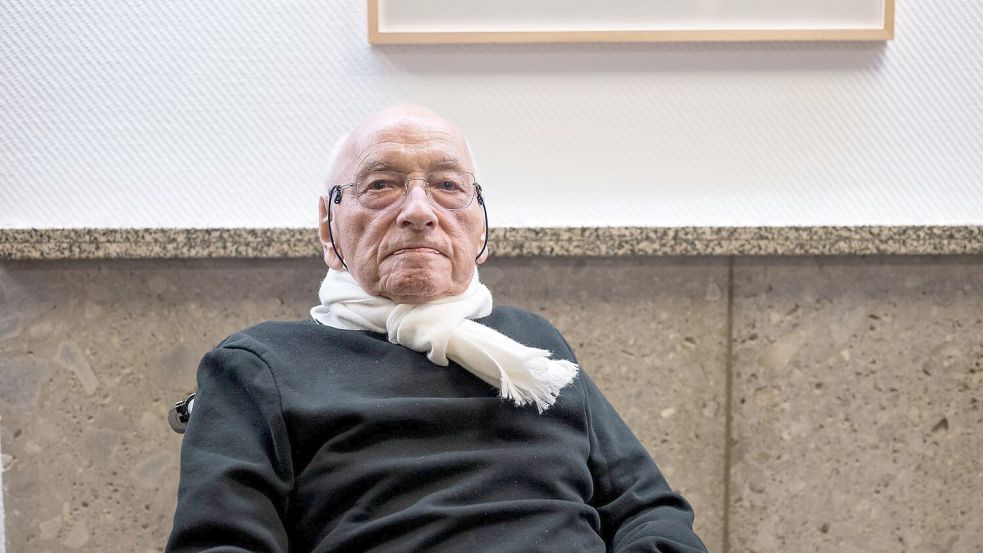 Im Januar feierte Eugen Gomringer noch seinen 100. Geburtstag bei einer Ausstellung mit seinen Gedichten in Rehau. (Archivbild) Foto: Daniel Vogl/dpa
