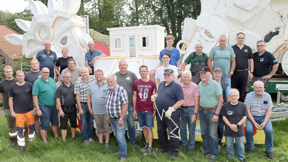 Viele Helfer haben am Wagenbau teilgenommen. Foto: Axel Wittich