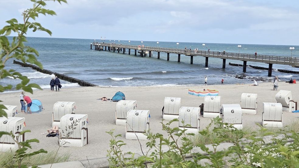 Kühlungsborn hat die Abstimmung zum schönsten Urlaubsort im Norden gewonnen. Eine Attraktion ist die Seebrücke in die ein beliebter Ort zum Angeln ist. Foto: Dörte Rahming