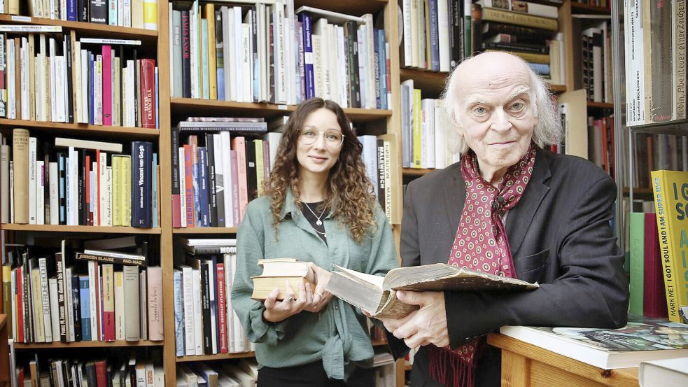 Mit einem Buchantiquariat Stars in den sozialen Netzwerken: Klaus Willbrand und Daria Razumovych. Foto: Silvia Reimann/S. Fischer Verlag