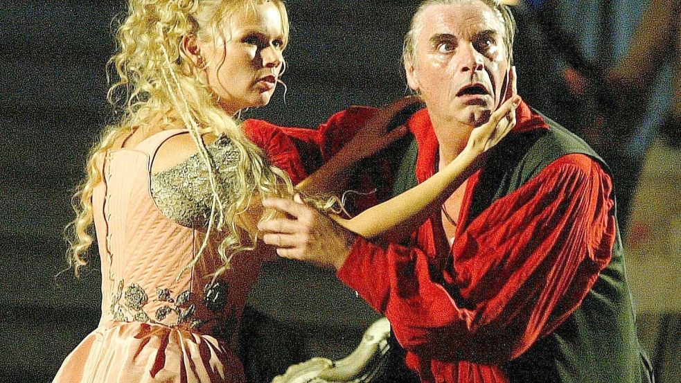 Peter Simonischek und Veronica Ferres bei einer „Jedermann“-Probe 2003. Foto: Hans Klaus Techt/APA/epa/dpa