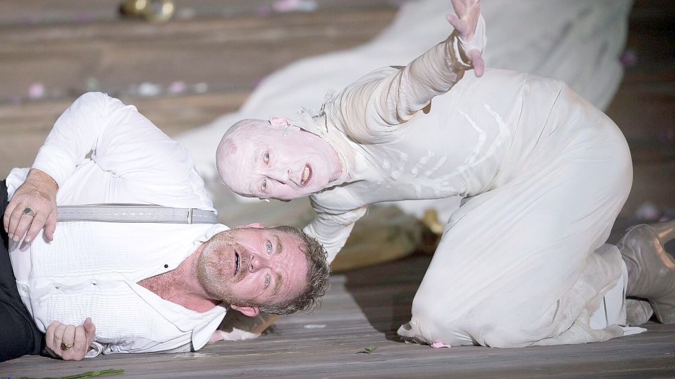 Die Schauspieler Peter Lohmeyer als Tod und Cornelius Obonya (links) als Jedermann bei einer Probe im Jahr 2016. Foto: picture alliance / Andreas Schaad/EPA/dpa