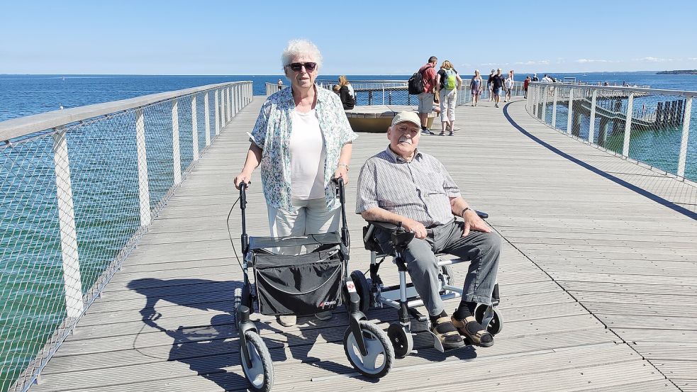 Waltraud und Wolfgang Knapp aus Köln finden die Maritim-Seebrücke in Timmendorfer Strand zwar solide, aber vom Aussehen her eher nichtssagend. Foto: Hans-Jörg Meckes