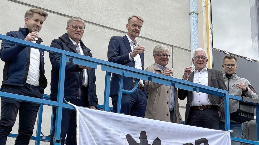 Auf einer wackeligen Bühne prostete unter anderem Jens Paulsen (dritter von links) den Gästen zu. Er ist Geschäftsführer der Getriebebau Nord GmbH, der Muttergesellschaft von Nord Electronic Drivesystems. Foto: Lasse Paulsen