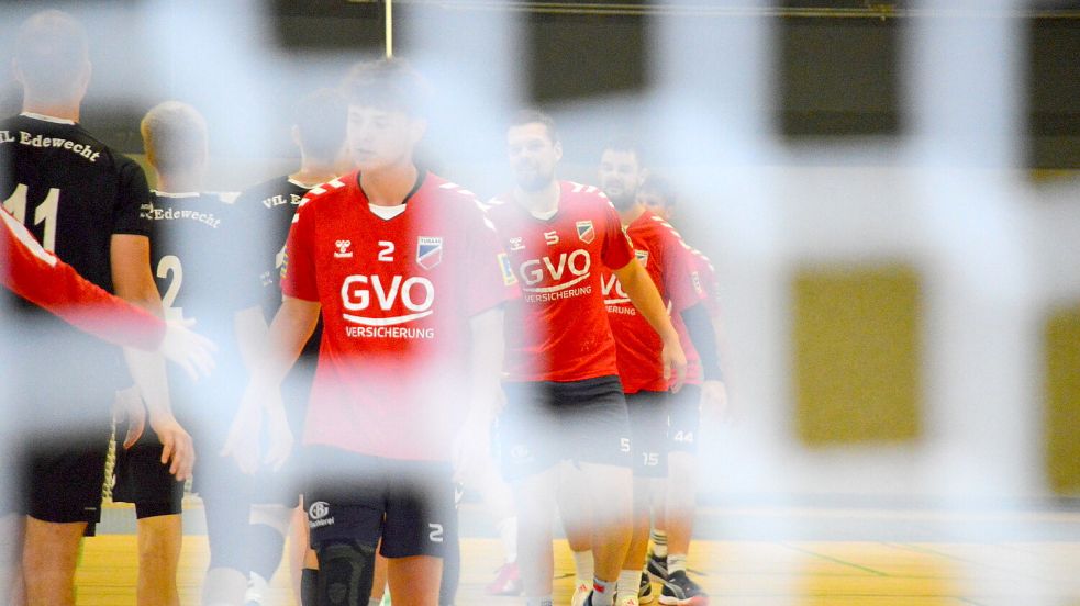 Fair Play: Nach Beendigung eines fairen Testspiels gegen den VFL Edewecht am vergangenen Wochenende, verabschieden sich TuRas Herren-Handballer von ihren Gegnern. Foto: Sarah Dirks