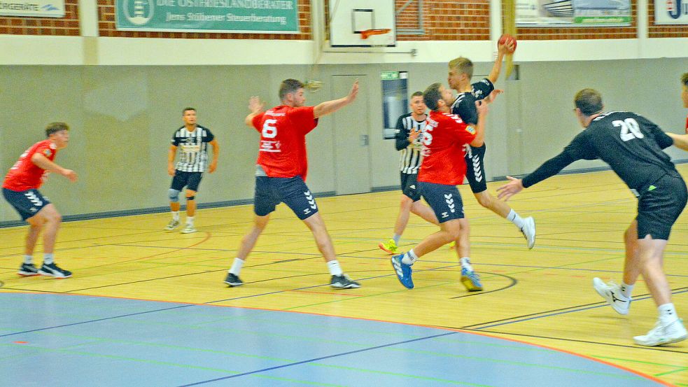 Im Zweikampf gefordert: Die Hausherren (in Aktion Menke Poppinga) scheuen kein Duell. Foto: Sarah Dirks