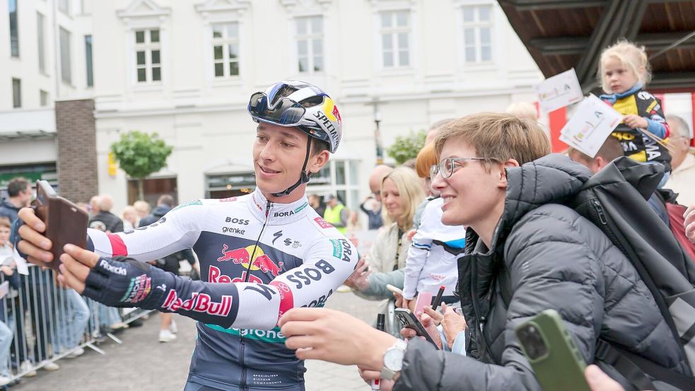 Bei den Fans im Mittelpunkt: Florian Lipowitz Foto: Jan Woitas/dpa