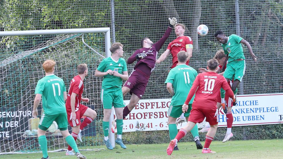 Die Spieler des SV Wallinghausen sorgten selten für Gefahr vor dem Pewsumer Tor. In dieser Szene kam Bangaly Conde (rechts) nach einer Ecke zum Kopfball. Der Ball verfehlte knapp das Gehäuse der Gäste. Fotos: Helmut Vortanz