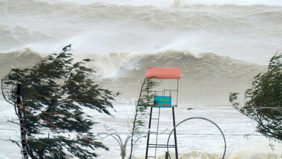 Taifun „Kajiki“ wütete in Vietnam mit meterhohen Wellen. Foto: Duc Hung/VNExpress via AP/dpa