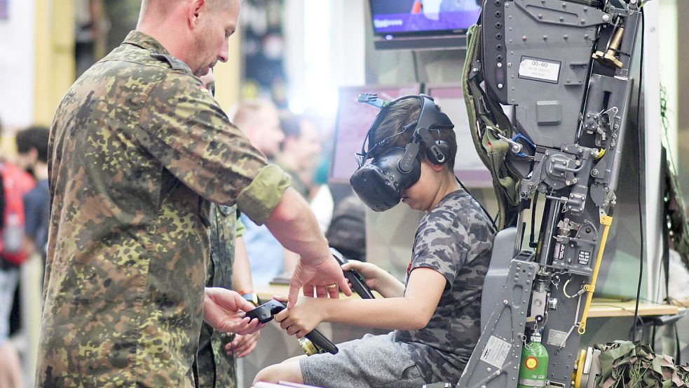 Mit Aktionen wie einem Hubschrauber-Simulator zog die Bundeswehr auf der Gamescom alle Altersklassen an. Foto: Henning Kaiser/dpa