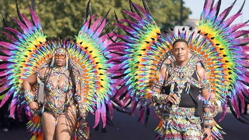 Beim Notting Hill Carnival gibt es bunte Kostüme, viel nackte Haut und karibische Rhythmen. Foto: Alberto Pezzali/AP/dpa